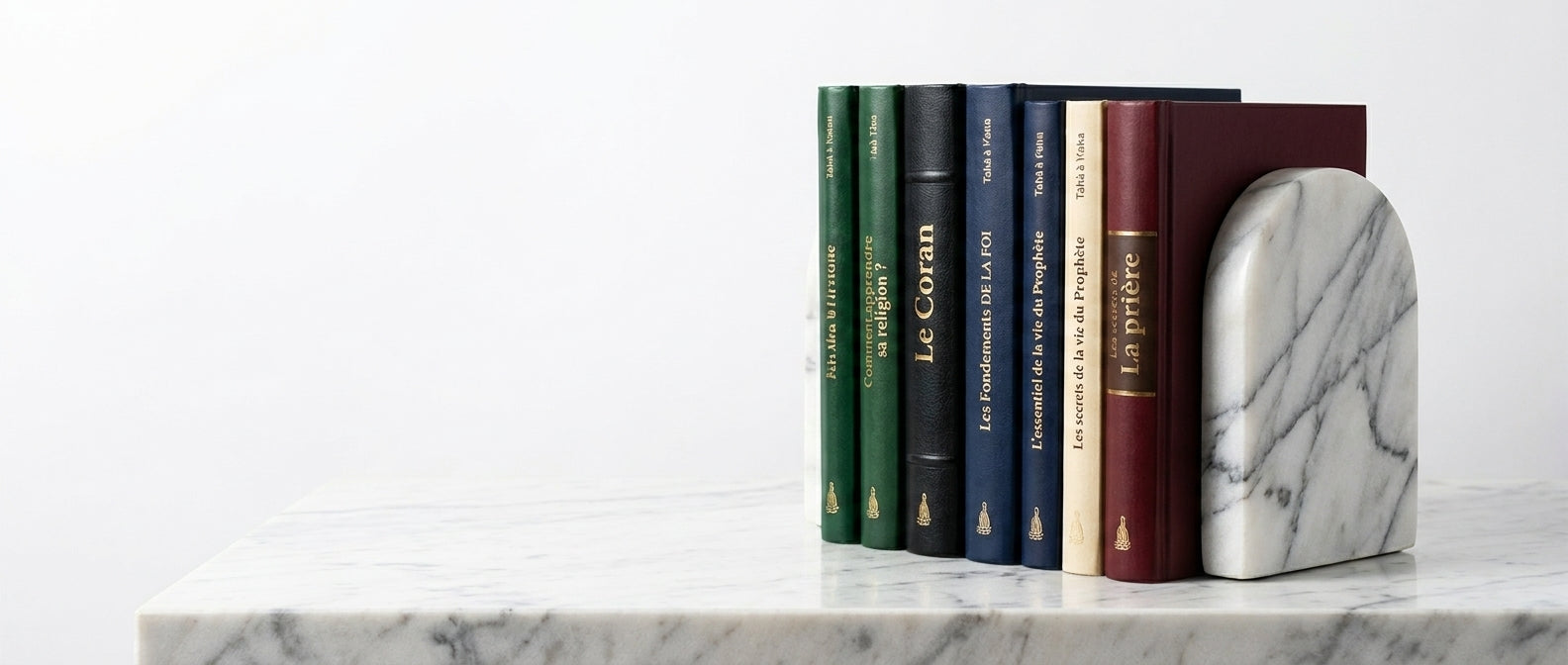 Livres islamiques posés sur du marbre avec un serre-livres en marbre blanc